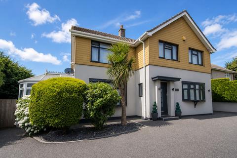 5 bed property, in Leatfield Drive, £950,000