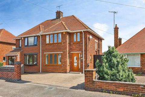 3 bed property, in Greenwich Avenue, £300,000