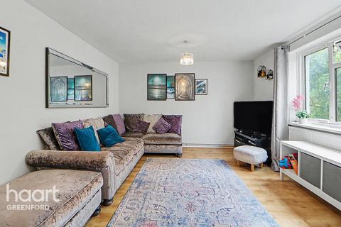 2 bed property, in Convent Way, £275,000