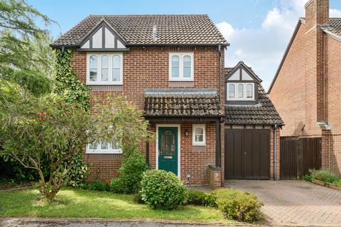 4 bed property, in Chase Farm Close, £425,000