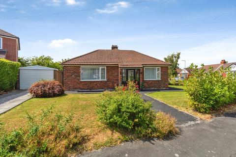 2 bed property, in Oakdene Avenue, £400,000