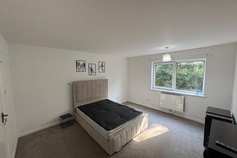 2 bed property, in Alder Road, £290,000