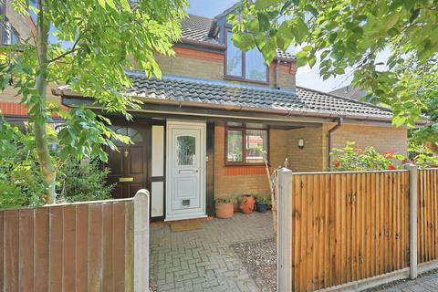 2 bed property, in Green Court, £210,000