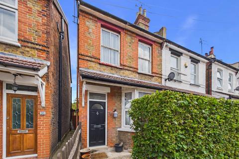 2 bed property, in Little Roke Avenue, £399,950