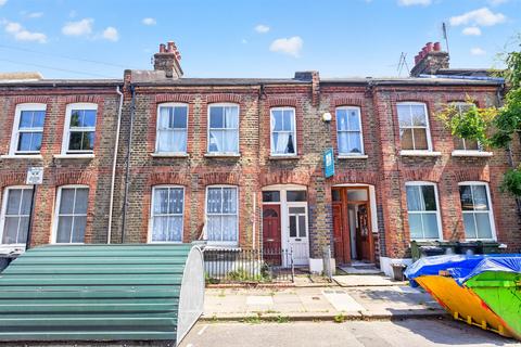 3 bed property, in Goldsboro Road, £925,000