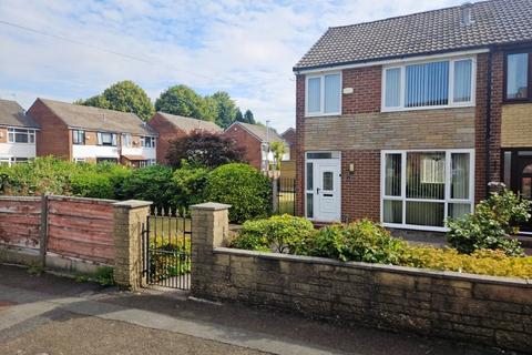 3 bed property, in Hazel Close, £200,000