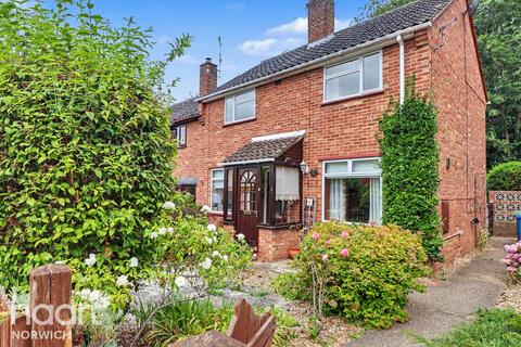 3 bed property, in Maple Drive, £240,000