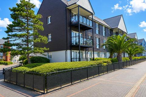 2 bed property, in Surrey Street, £300,000