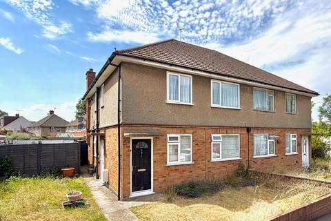 2 bed property, in Russell Crescent, £270,000