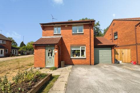 3 bed property, in Hounsfield Close, £240,000