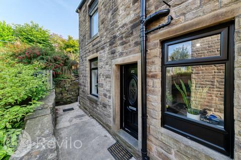 2 bed property, in Market Street, £140,000