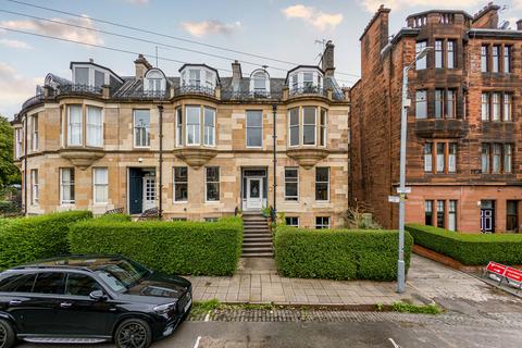 2 bed property, in Grosvenor Crescent, £279,000