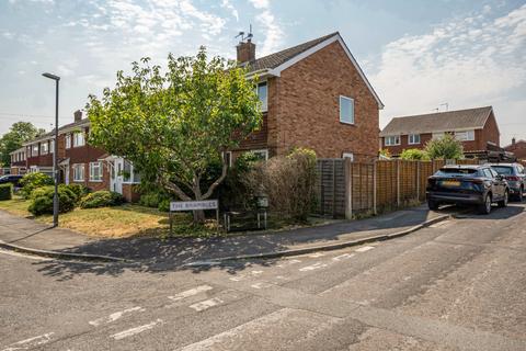 3 bed property, in The Brambles, £290,000