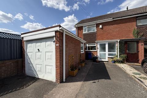 3 bed property, in Queen Street, £180,000