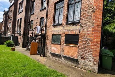 2 bed property, in Sydenham Avenue, £200,000