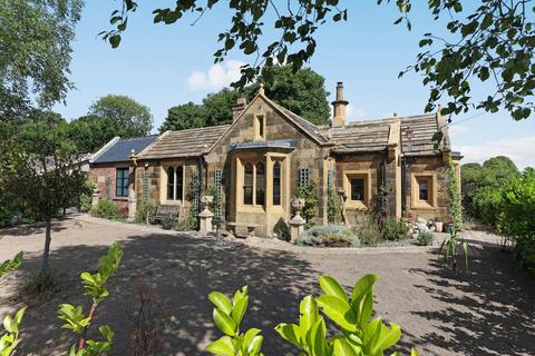2 bed property, in Park Street, £450,000