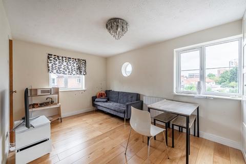 1 bed property, in Tylers Court, £150,000