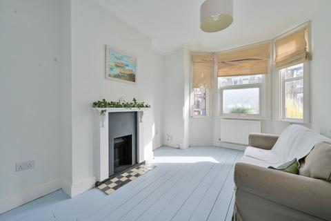 1 bed property, in Eastbury Grove, £275,000