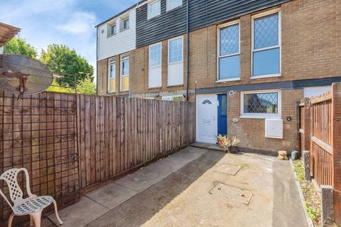 4 bed property, in Mossdale Close, £145,000