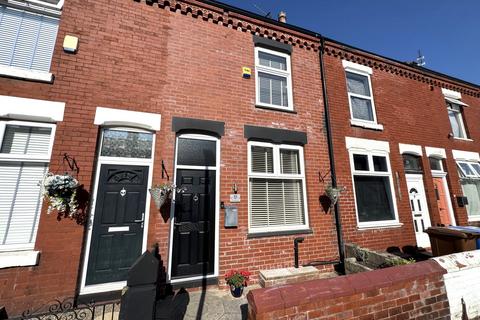 2 bed property, in Chelmsford Road, £240,000