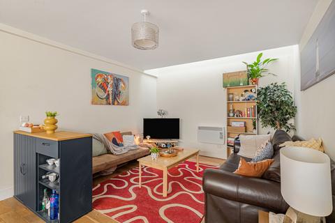 2 bed property, in Trinity Gardens, £450,000