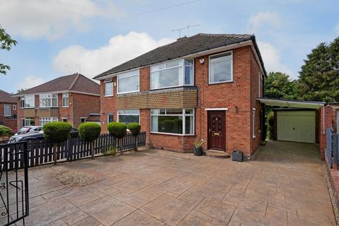 3 bed property, in Arnold Avenue, £290,000
