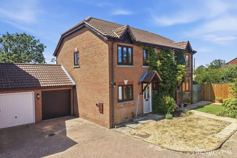 3 bed property, in Green Close, £450,000