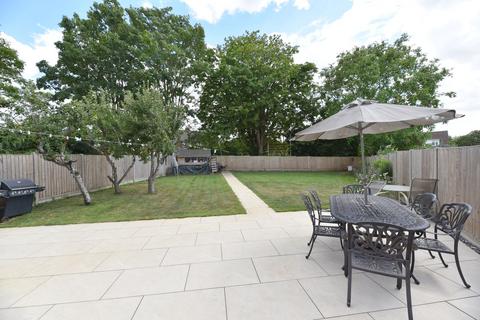 2 bed property, in The Rowlands, £350,000