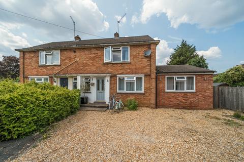 2 bed property, in Pine View Close, £450,000