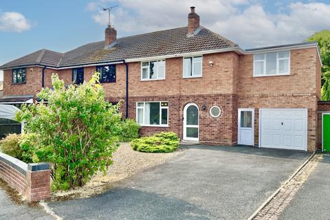 4 bed property, in Lingfield Avenue, £300,000