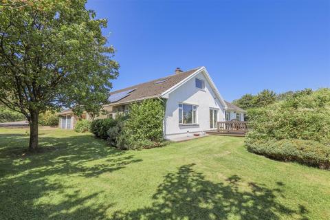 6 bed property, in High Winds, £750,000
