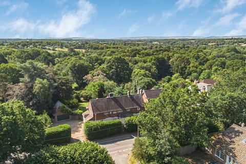 4 bed property, in High Street, £1,195,000