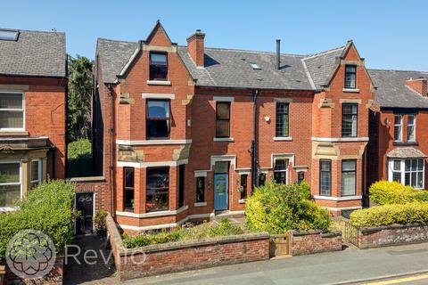 4 bed property, in Bury Road, £400,000