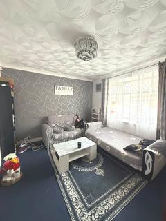 5 bed property, in Bedford Avenue, £615,000