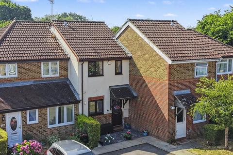 2 bed property, in Middlesborough Close, £300,000