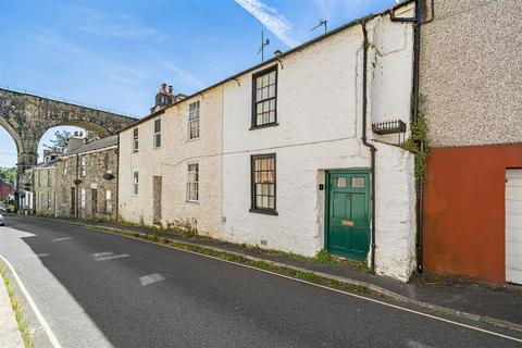 2 bed property, in Bannawell Street, £185,000