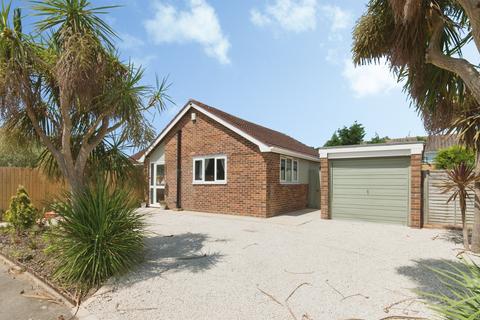 2 bed property, in The Glades, £425,000