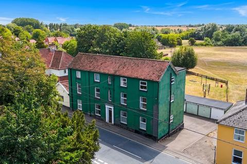 2 bed property, in Magdalen Street, £90,000