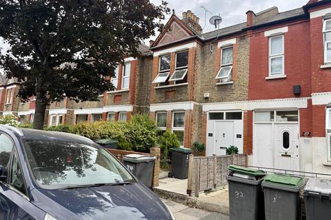 2 bed property, in Ferndale Road, £500,000