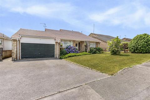 5 bed property, in Ashmeads Way, £600,000