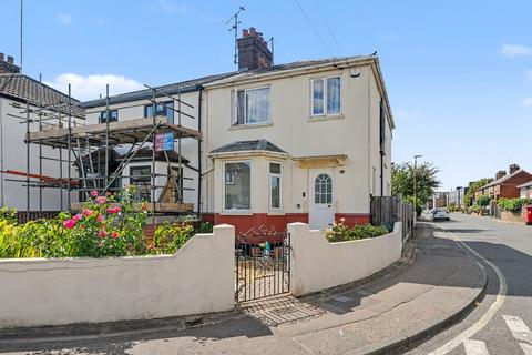 3 bed property, in Goldlay Gardens, £425,000