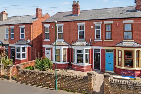 2 bed property, in Clarges Street, £165,000