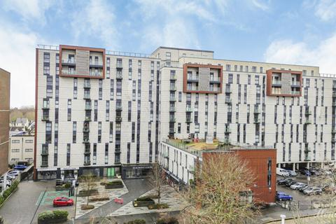 2 bed property, in Victoria Avenue, £250,000