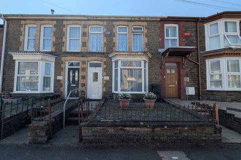 3 bed property, in Evelyn Road, £155,000