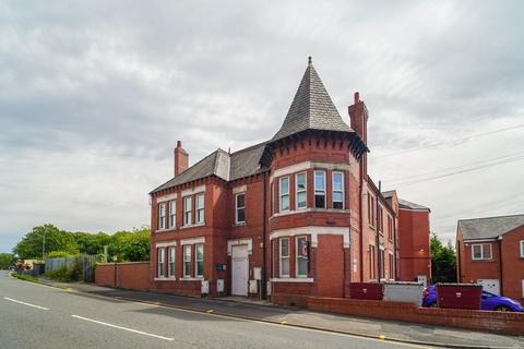 2 bed property, in High Street, £70,000