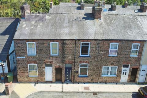 2 bed property, in Oak Street, £250,000