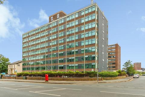 1 bed property, in Seymour Grove, £190,000
