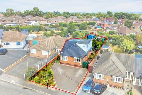 5 bed property, in Overdale Avenue, £525,000