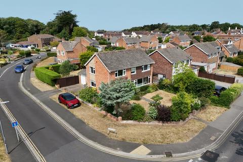 4 bed property, in Berrow Road, £375,000