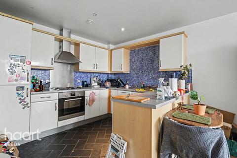 2 bed property, in Whitehall Quay, £165,000